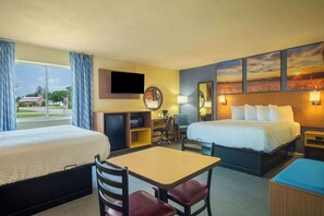 Individually decorated, individually furnished, desk, laptop workspace - Days Inn by Wyndham Evansdale Waterloo (Evansdale)