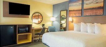 Days Inn by Wyndham Evansdale Waterloo