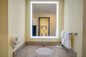 Kombinasi shower/bathtub, pancuran hujan,  dan handuk