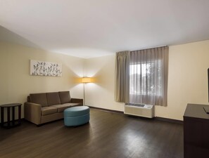 Suite, 1 cama de matrimonio grande, no fumadores | Edredones de plumas, colchones con acolchado adicional, escritorio
