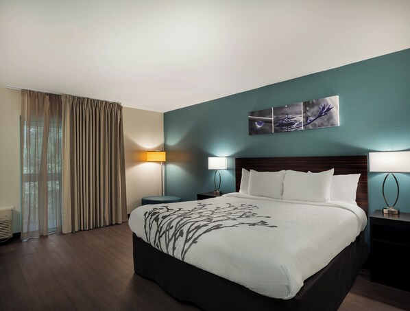 Edredón, camas con pillow-top, escritorio y cortinas blackout 