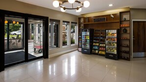 Un intérieur propre et bien éclairé, agrémenté d’un lustre moderne, d’un distributeur automatique et d’une enseigne indiquant un « coin rêverie ».
