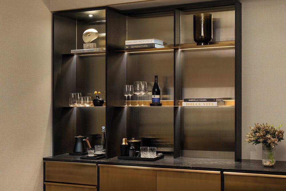 Four Seasons Hotel Toronto by null