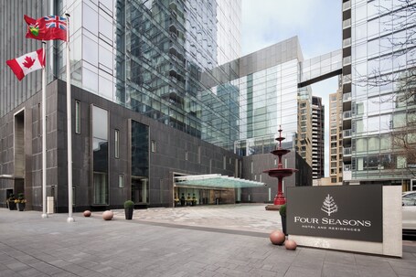 Four Seasons Hotel Toronto - Image 18