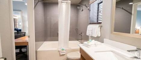 Ein modernes Badezimmer mit Badewanne, Toilette und Dusche.