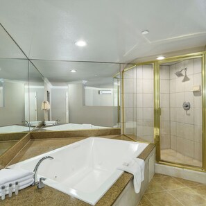 Suite, 1 habitación | Baño | Amenidades de baño ecológicas, secadora de cabello, toallas, jabón 