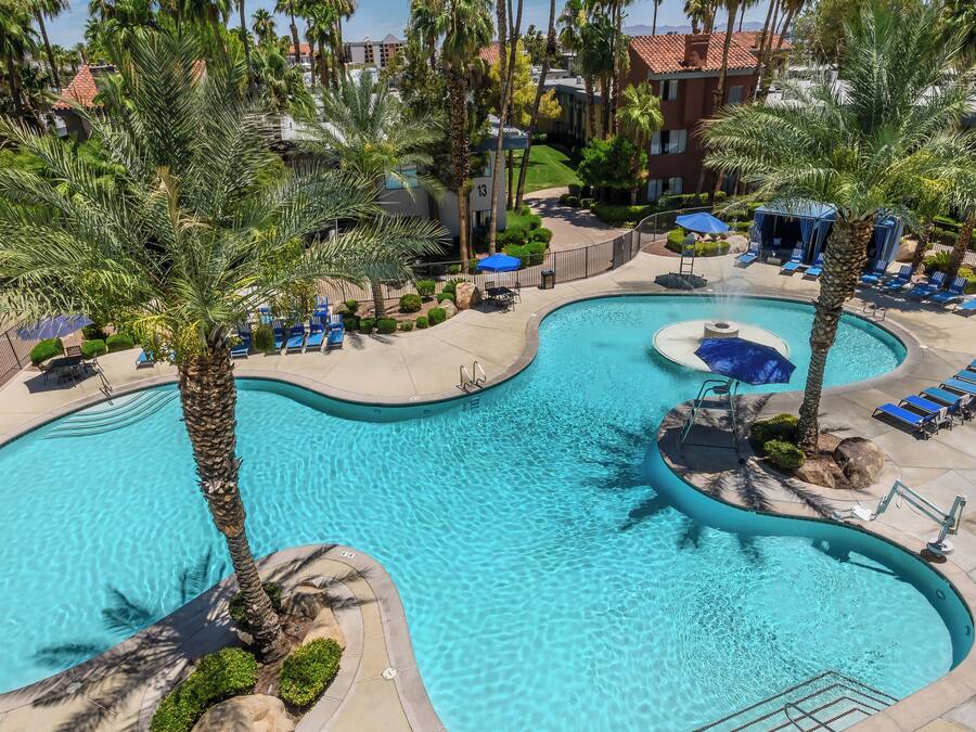 3 piscinas externas, piscina aquecida, funciona das 9h às 21h, barracas