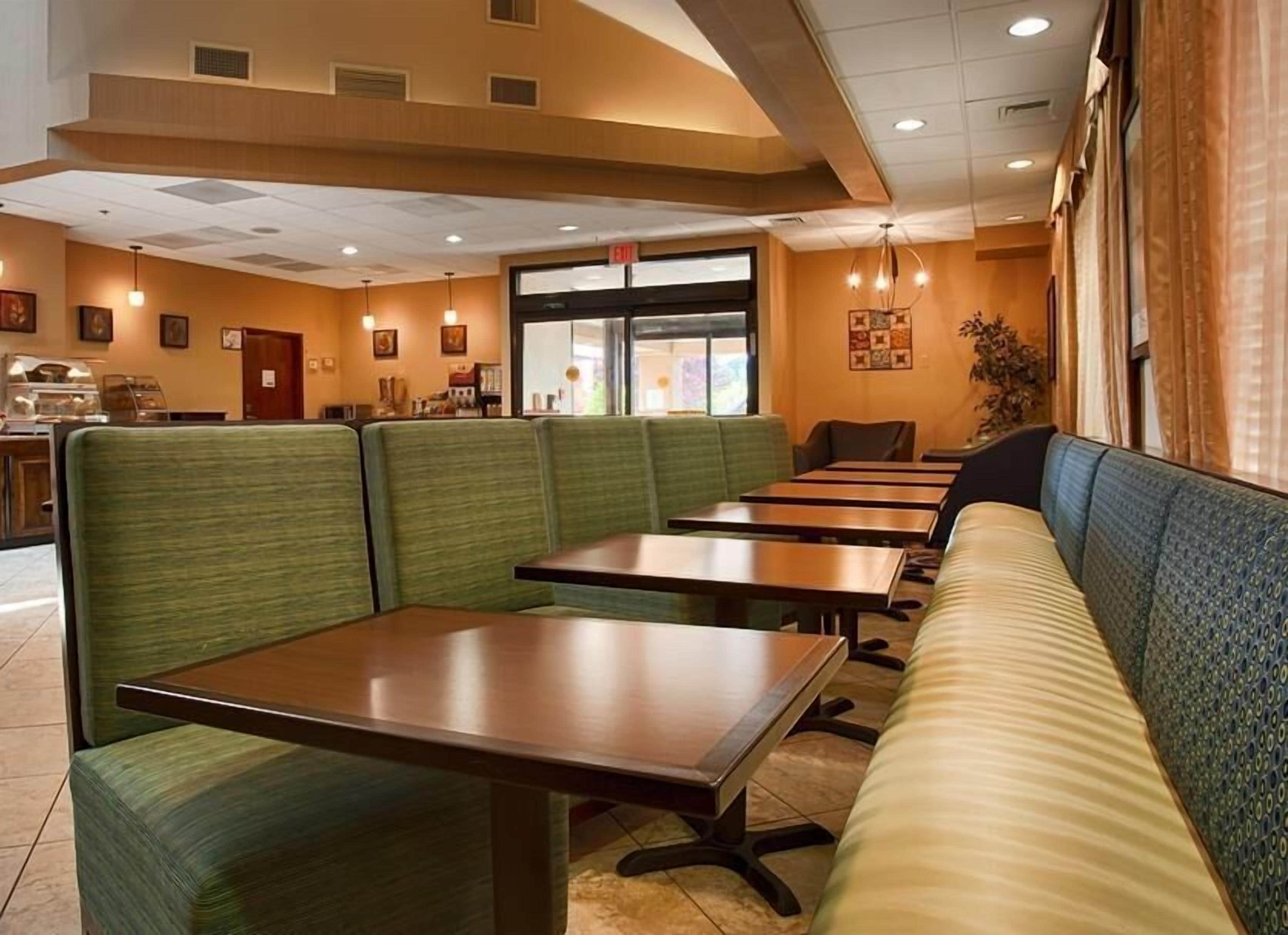 朝食 (フル ブレックファスト)、毎日提供 (無料)