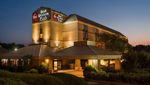 Un hotel Best Western Plus con un letrero llamativo, una entrada cubierta y zonas bien iluminadas.