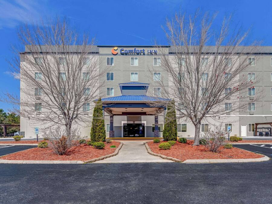Un hôtel Comfort Inn doté d’une façade moderne, d’une entrée abritée et d’une allée aménagée.