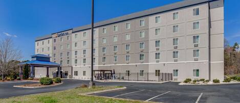 Un hotel Comfort Inn dal design moderno, con un ampio parcheggio e un ingresso coperto.