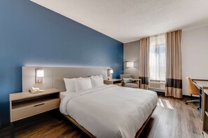 Kamer, 1 kingsize bed, toegankelijk voor mindervaliden, niet-roken | Een kluis op de kamer, een bureau, verduisterende gordijnen