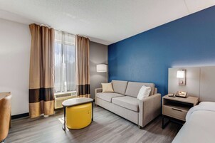 1 King Bed, 1 Sofabed, Non Smoking | 客房内保险箱、办公桌、遮光窗帘、熨斗/熨衣板