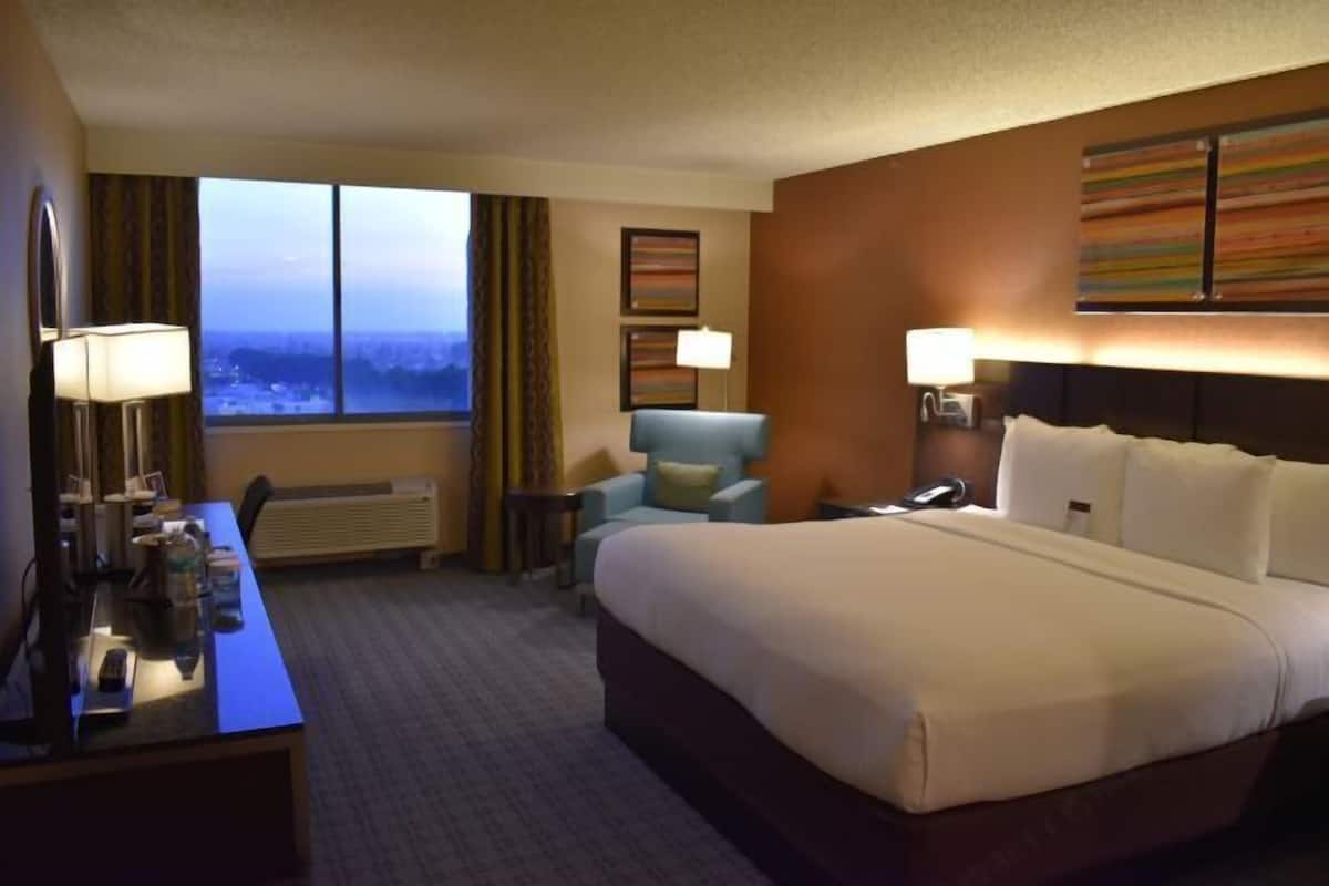 Premium bedding, down duvets, Tempur-Pedic beds, in-room safe