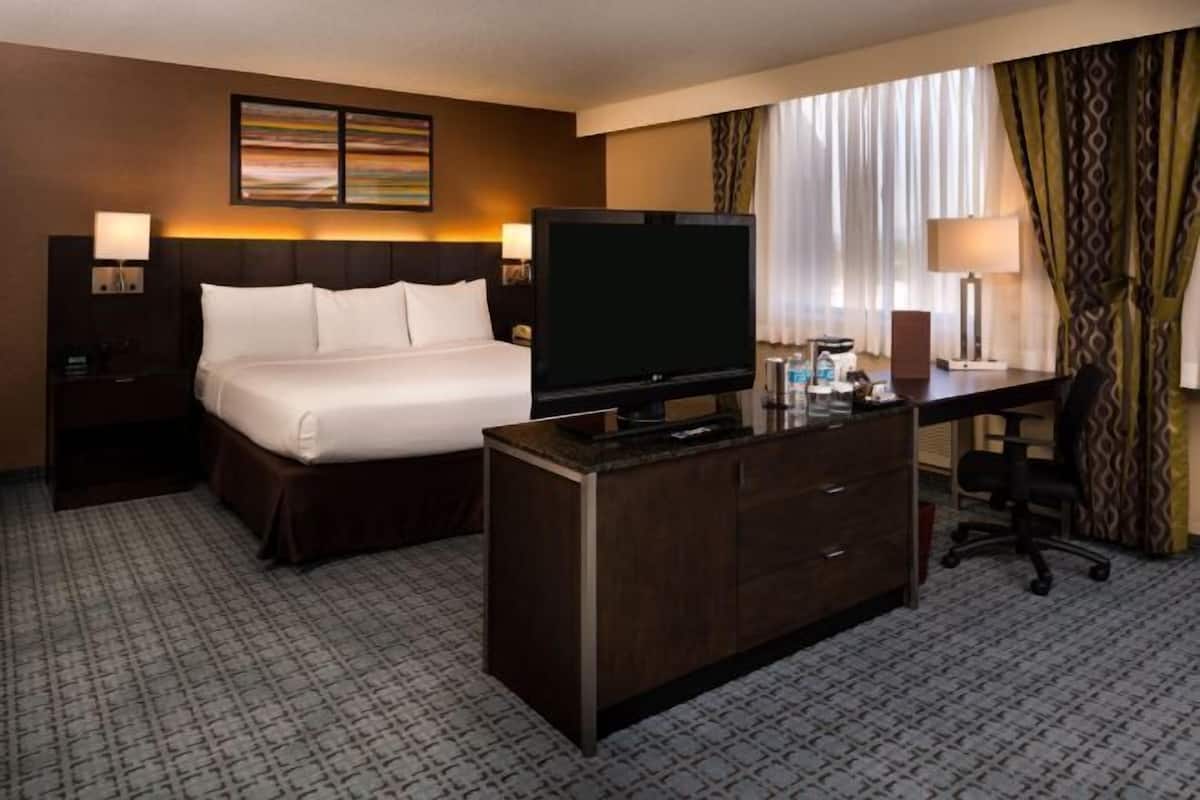 Premium bedding, down duvets, Tempur-Pedic beds, in-room safe