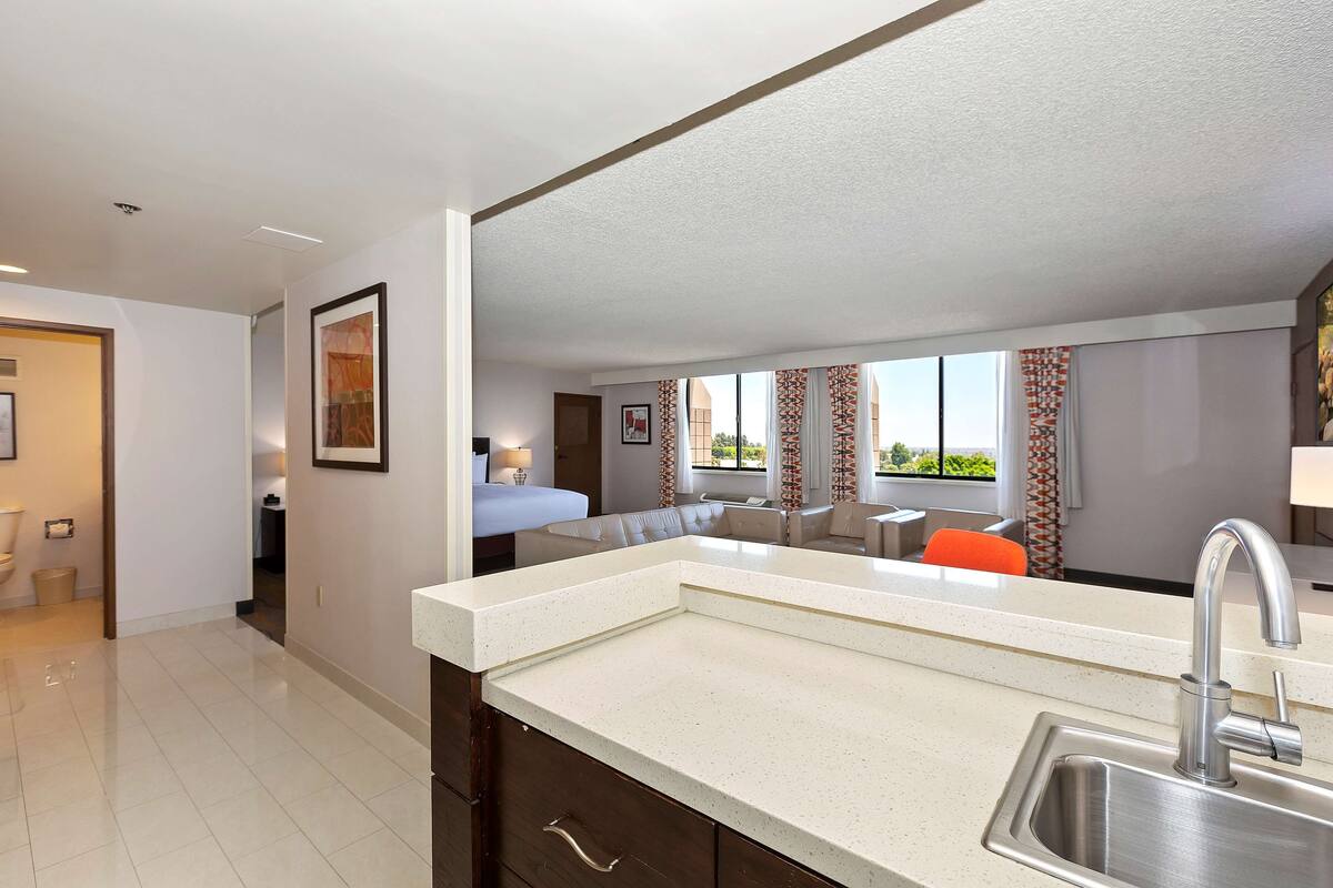 junior suite, 1 king bed (parlor) | premium bedding, down duvets, tempur-pedic beds, in-room safe