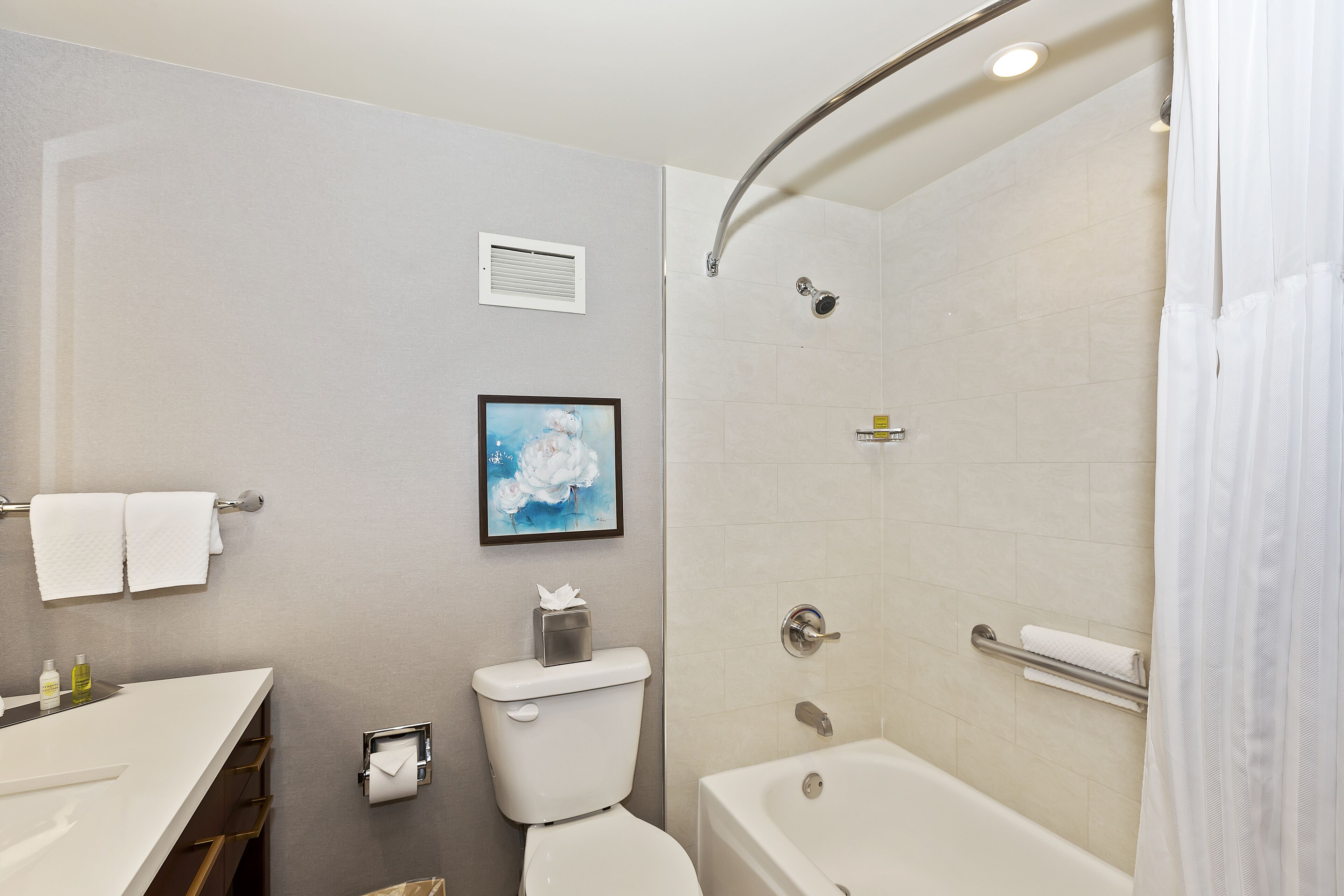 Un baño con bañera, inodoro y lavamanos.