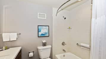 Un baño con bañera, inodoro y lavamanos.