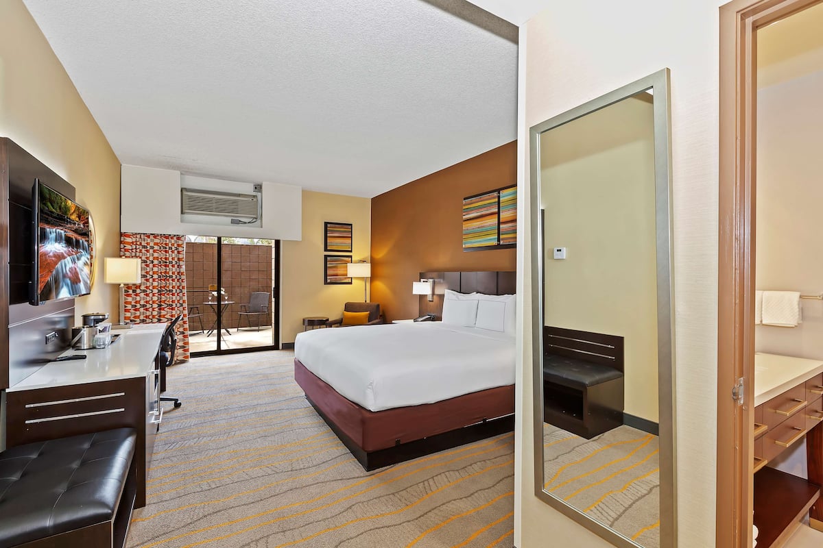 Une chambre d’hôtel équipée d’un lit, d’un bureau, d’une chaise et d’un téléviseur.