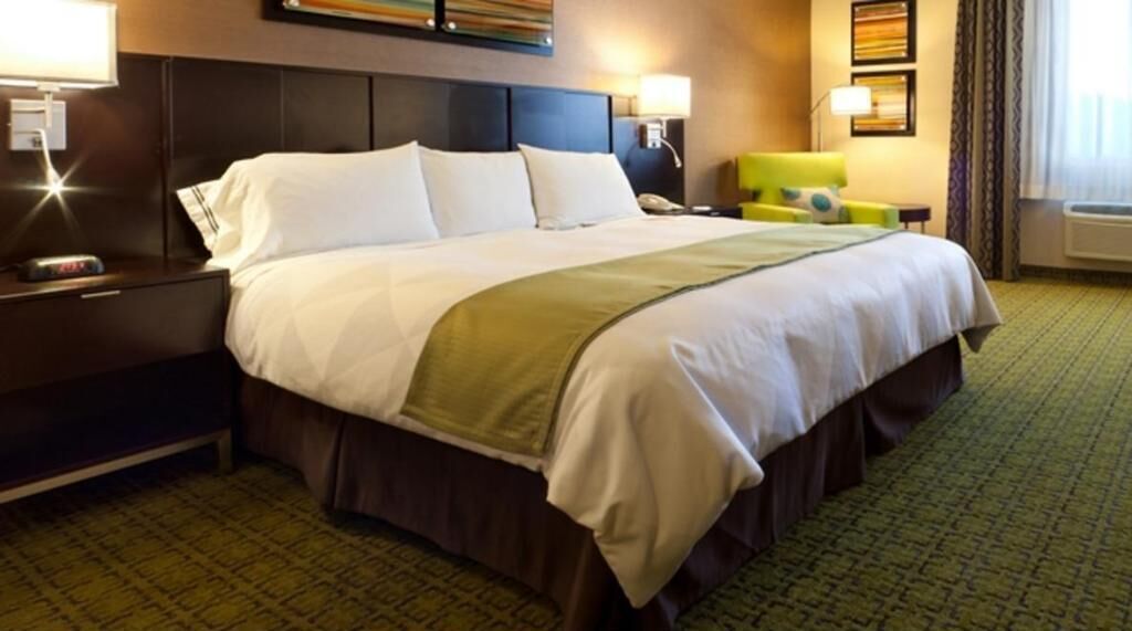 Literie de qualité, couette en duvet, lit avec matelas Tempur-Pedic