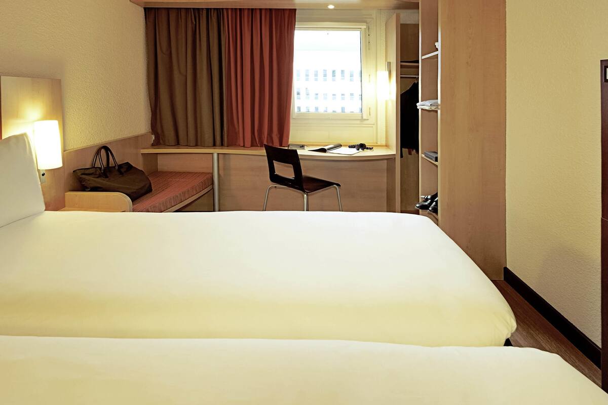 standard room, 2 single beds | iron/ironing board, free wifi, bed sheets