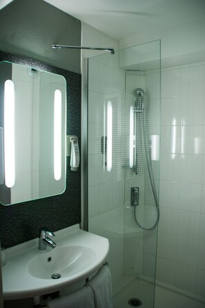 Shower, perlengkapan kamar mandi ramah lingkungan,  dan pengering rambut