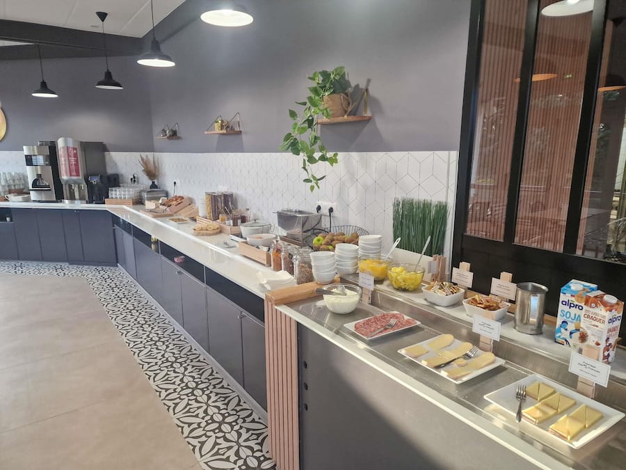 Petit déjeuner buffet servi tous les jours en supplément