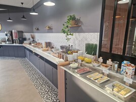 Se ofrece un desayuno bufé (12.90 EUR por persona)