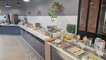Frokostbuffé hver dag (mot et tillegg)