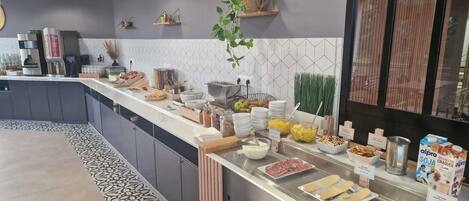 Café da manhã com buffet todos os dias mediante uma taxa