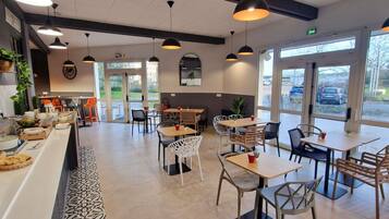 Se ofrece un desayuno bufé (12.90 EUR por persona)