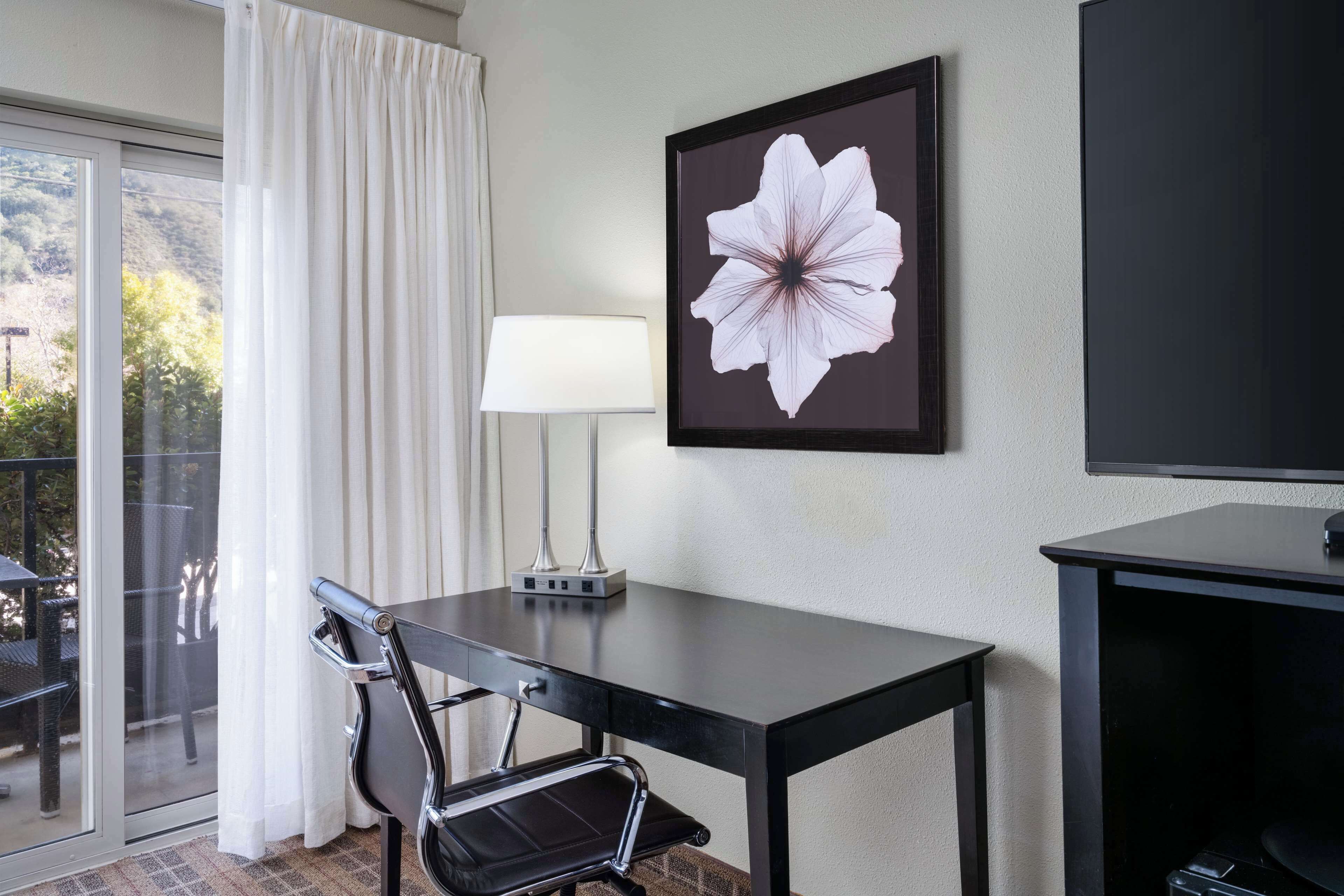 1 bedroom, premium bedding, pillow-top beds, desk