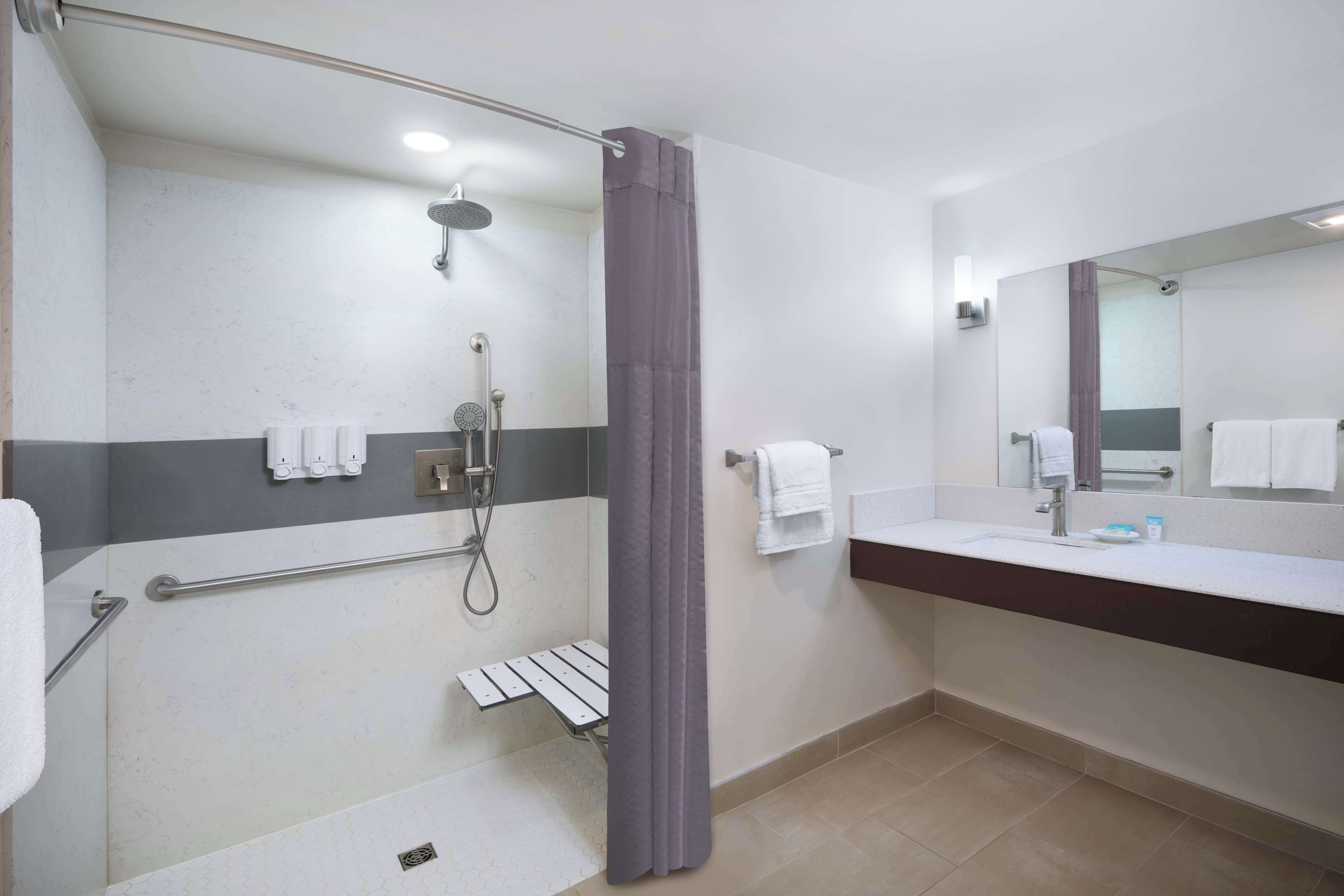 standard room, 1 king bed, accessible, balcony | bathroom | combined shower/bathtub, free toiletries, hair dryer, towels