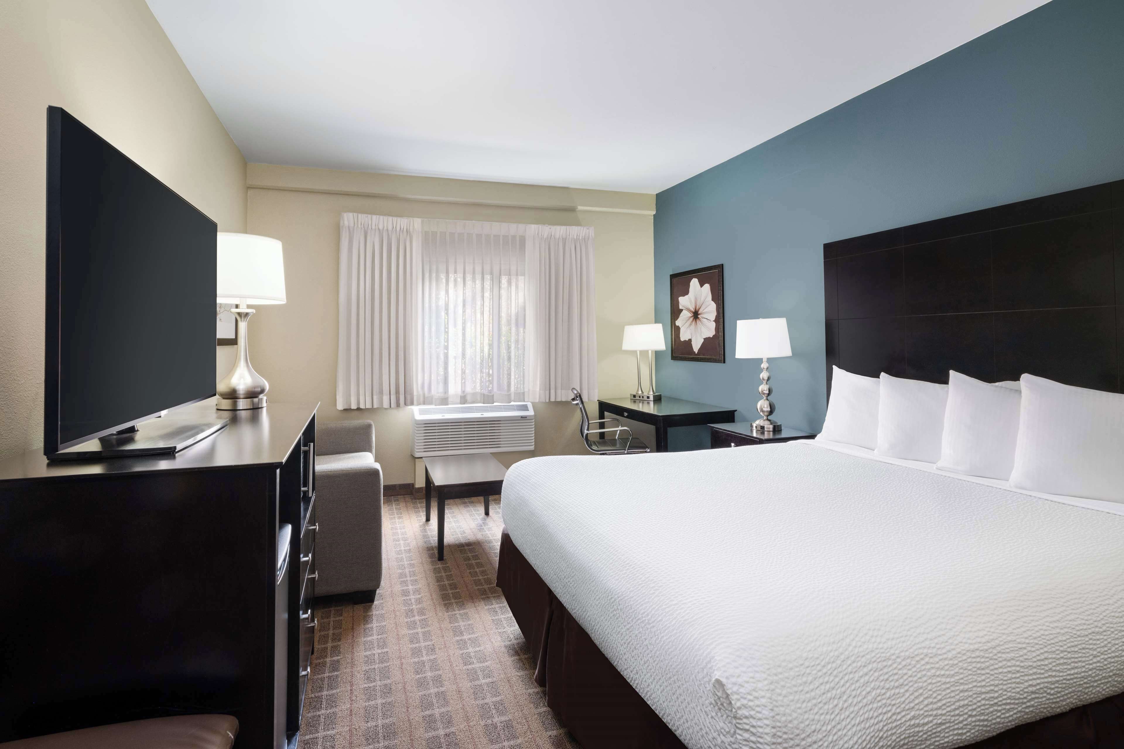 standard room, 1 queen bed, non smoking, balcony | 1 bedroom, premium bedding, pillow-top beds, desk