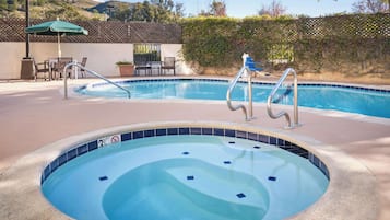 Een buitenzwembad, open van 06.00 uur tot 22.00 uur, en ligstoelen