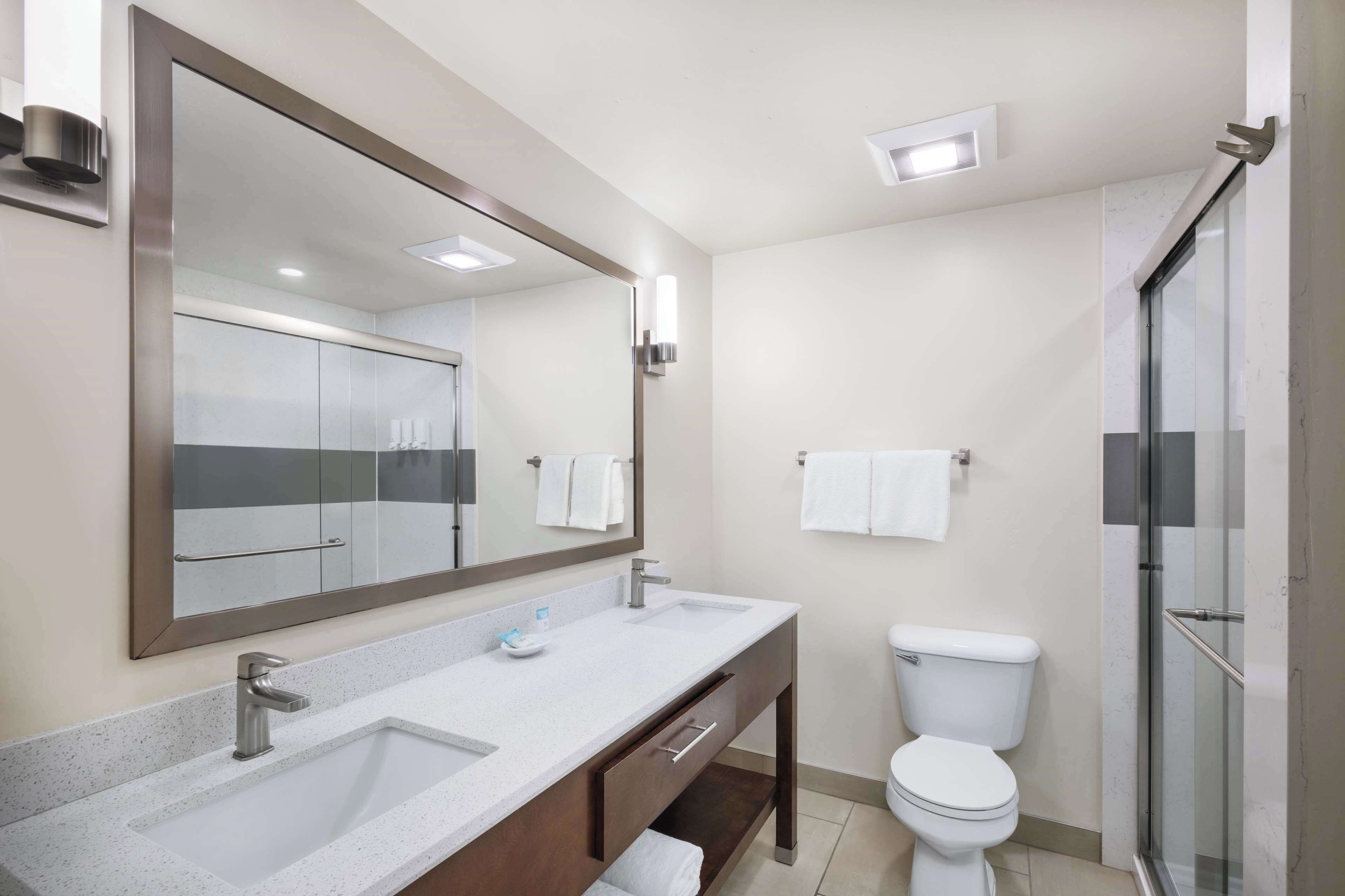 combined shower/bathtub, free toiletries, hair dryer, towels