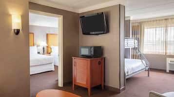 Suite | Camas con pillow-top, caja de seguridad en la habitación y escritorio