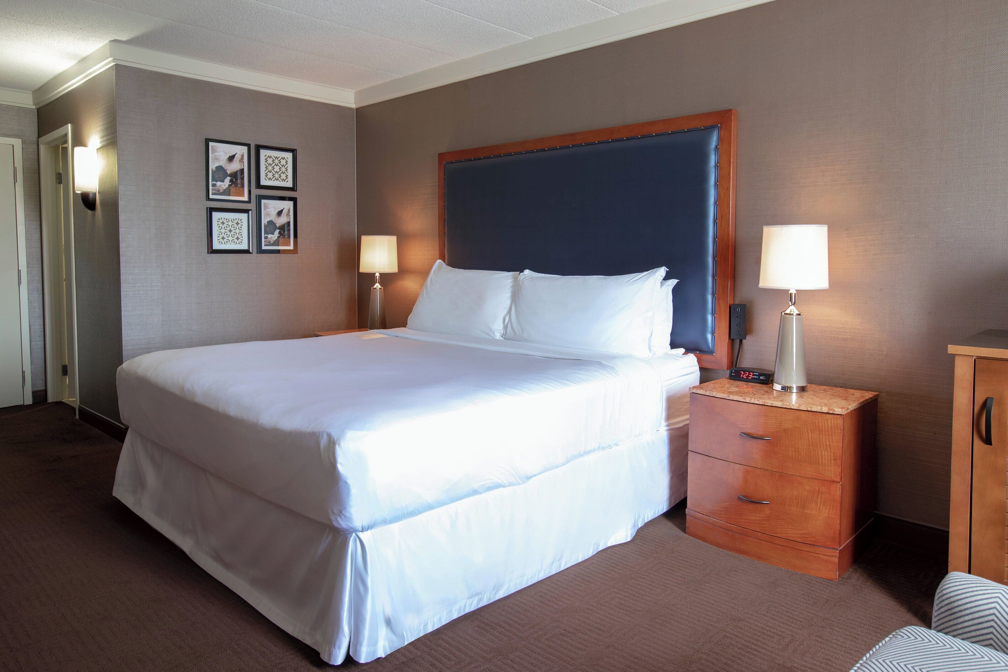 加厚床垫、客房内保险箱、办公桌、遮光窗帘