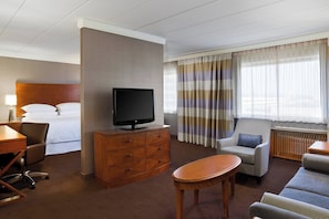 Suite, 1 King Bed with Sofa bed | Living area