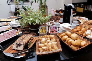 Daily buffet breakfast (BRL 45 per person)