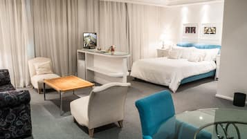 Suite | Een minibar, een kluis op de kamer, een bureau, gratis wifi