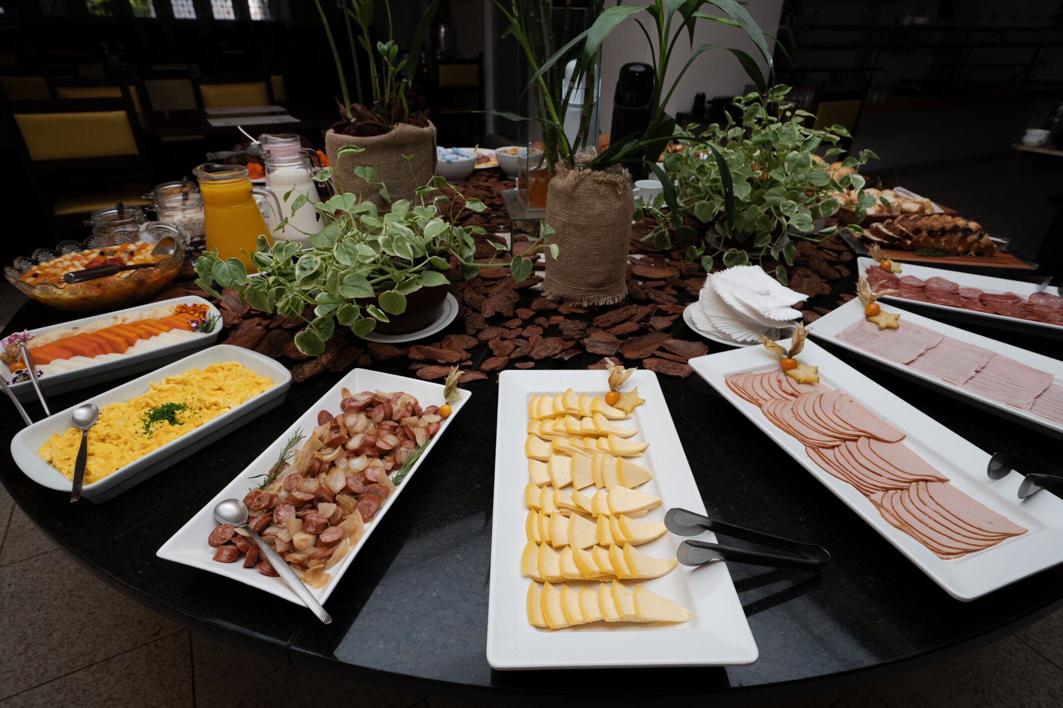 daily buffet breakfast (brl 45 per person)