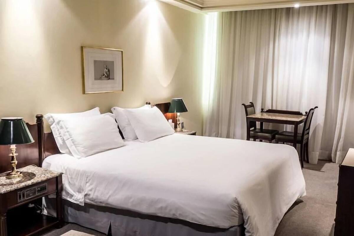 Minibar, una cassaforte in camera, una scrivania, Wi-Fi gratuito