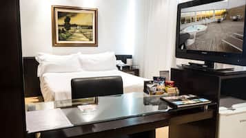 Suite 1 Cama de Casal | Frigobar, cofres nos quartos, escrivaninha, Wi-Fi de cortesia