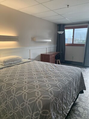 Standard Room, 1 Queen Bed | Desk, blackout curtains, free WiFi, bed sheets - Marina Motel (Seward)