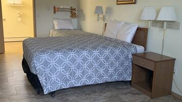Deluxe Studio | Desk, blackout drapes, free WiFi, bed sheets