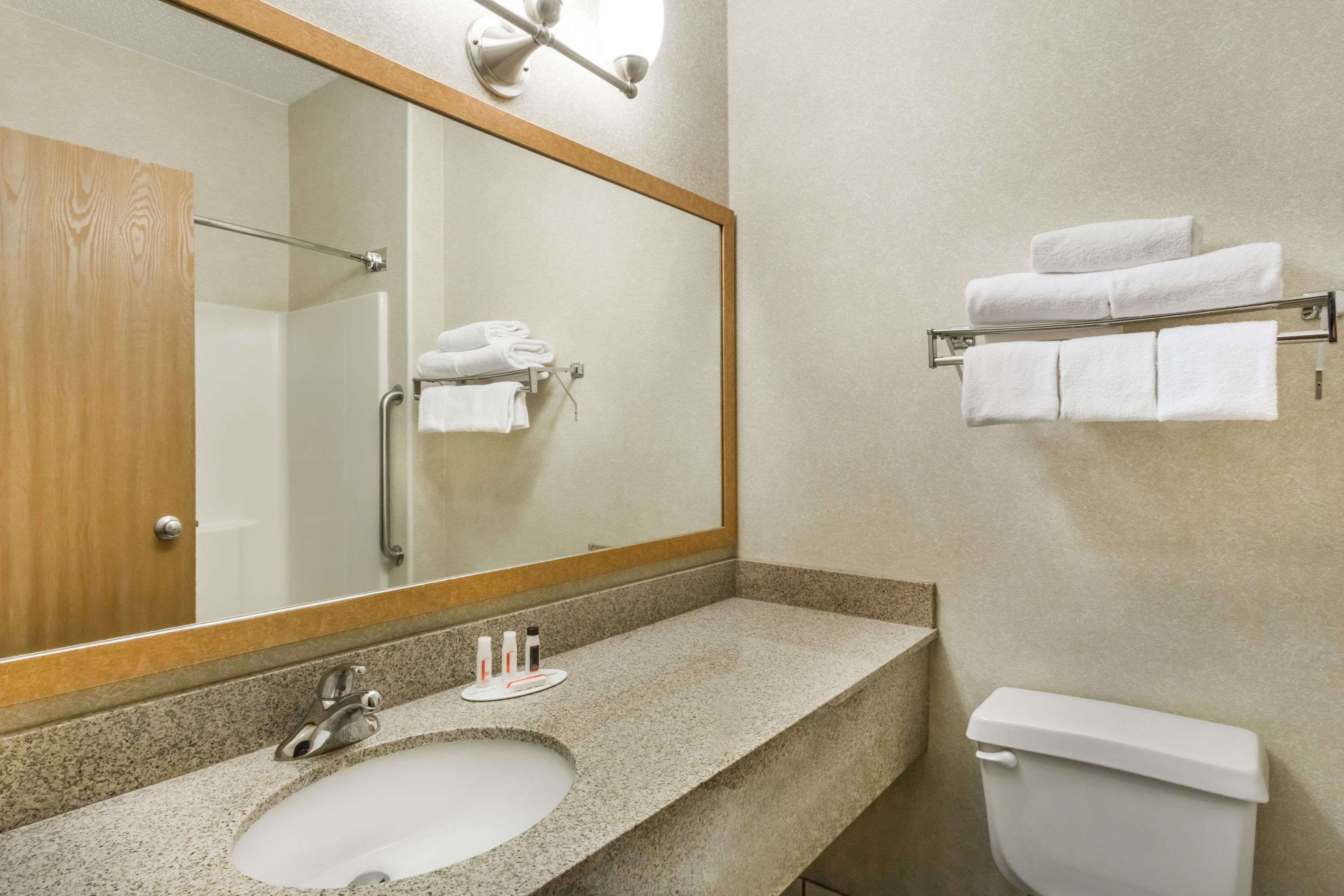 Suite estudio, 1 cama de matrimonio grande, no fumadores | Baño | Ducha y bañera combinadas y artículos de higiene personal gratuitos
