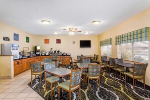 Café da manhã com buffet grátis todos os dias