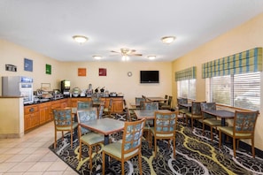 Café da manhã com buffet grátis todos os dias