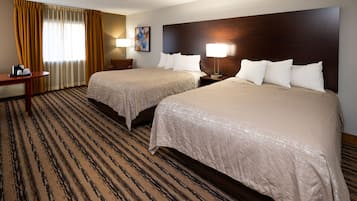 Safe på rommet, skrivebord, blendingsgardiner og strykejern/-brett